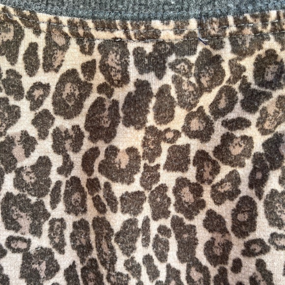 Splendid leopard print crew neck long sleeve top , Size Large ( b3) - Picture 6 of 9
